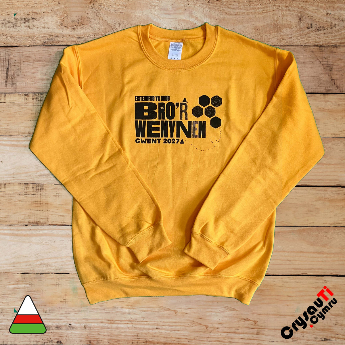 Golden yellow jumper celebrating Urdd Gwent 2027 – Bro’r Wenynen design.